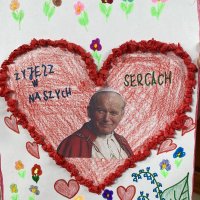 Laurki wykonanych przez dzieci z SP7 w Cieszynie z okazji setnych urodzin Jana Pawła II 2020